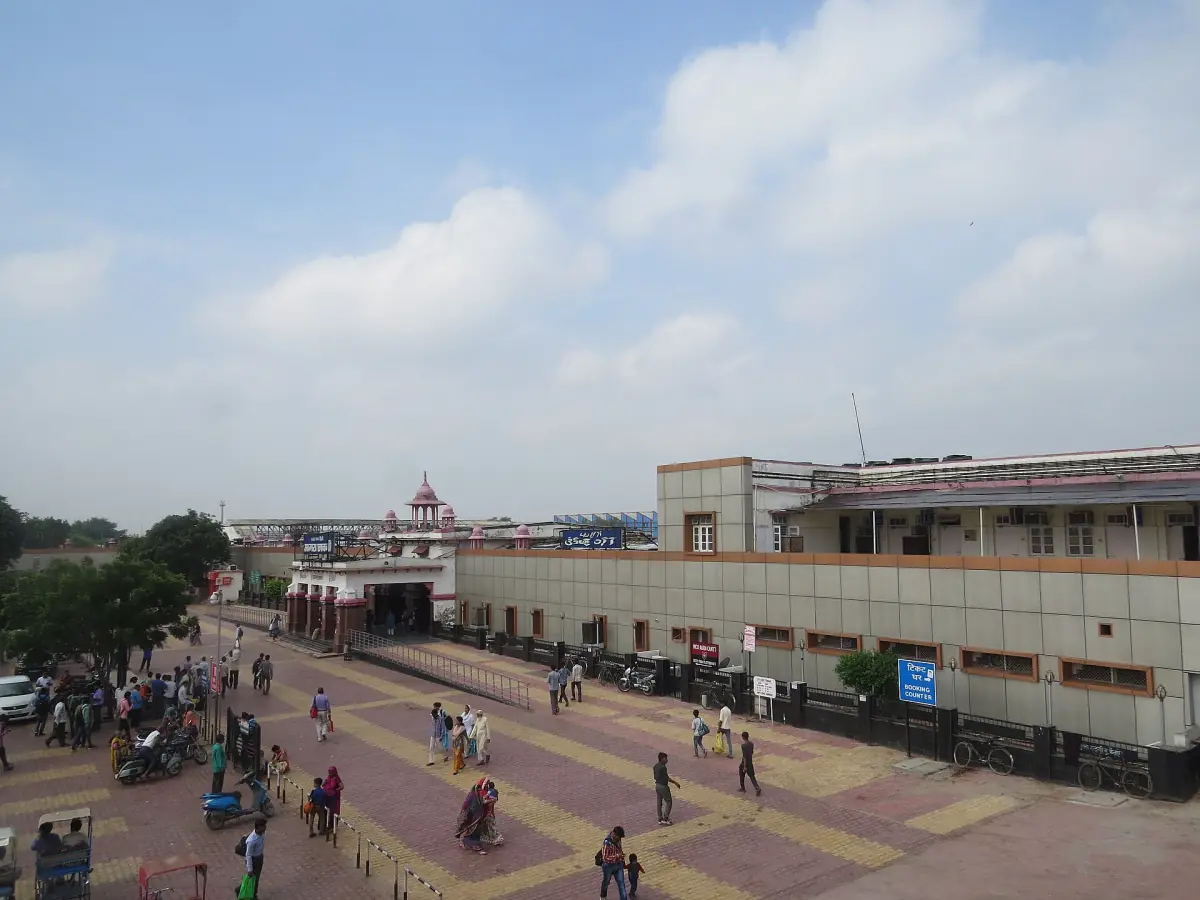 Forecourt and platform buildings of Agra Cantonment railway station under cloudy sky