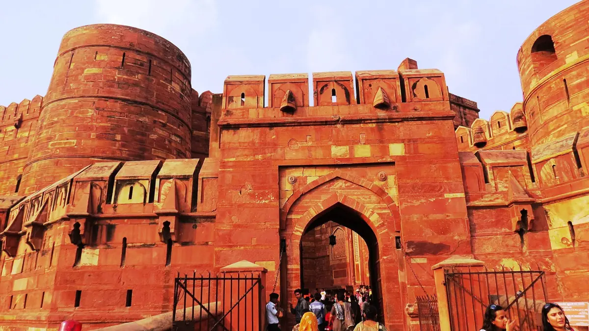 Pointed arch entrance of the Amar Singh Gate flanked by red sandstone towers