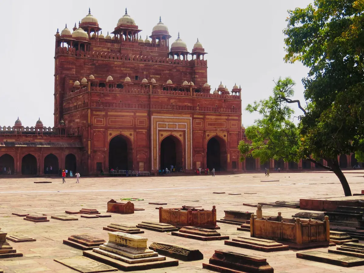 Courtyard of Fatehpur Sikri with graves in front of the Buland Darwaza